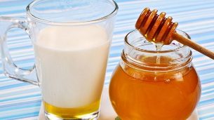 Kefir with honey for a refreshing hand skin treatment