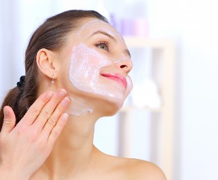 the application of a facial mask