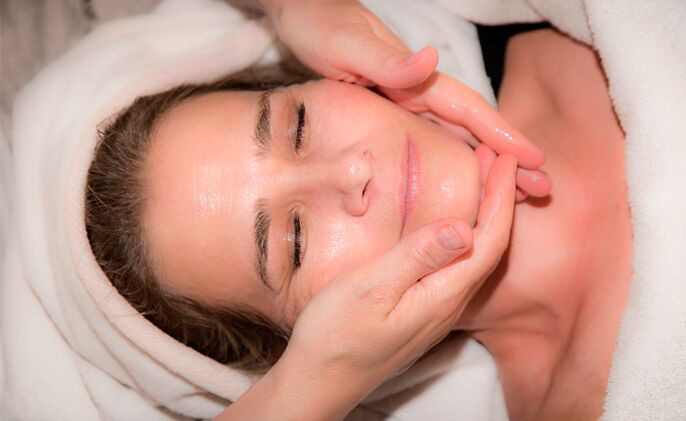 Refreshing facial massage with cosmetic oils